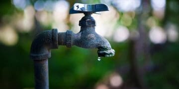 Johannesburg’s recurring water outages are disrupting businesses and adding to their operating costs. Photo : standard bank