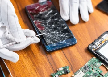 Independent repair businesses could gain greater access to parts, tools and technical information under the Competition Commission’s new repair guidelines.
Photo: PhoneFix