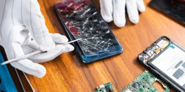 Independent repair businesses could gain greater access to parts, tools and technical information under the Competition Commission’s new repair guidelines.
Photo: PhoneFix