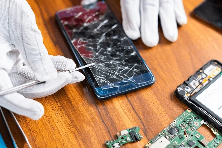 Independent repair businesses could gain greater access to parts, tools and technical information under the Competition Commission’s new repair guidelines.
Photo: PhoneFix